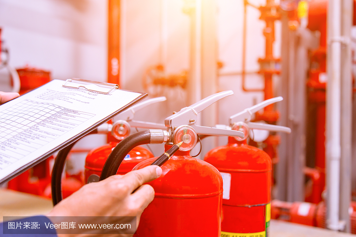 工程師檢查工業消防控制系統,消防報警控制器,火警報警器,防火。系統準備就緒一旦發生火災。